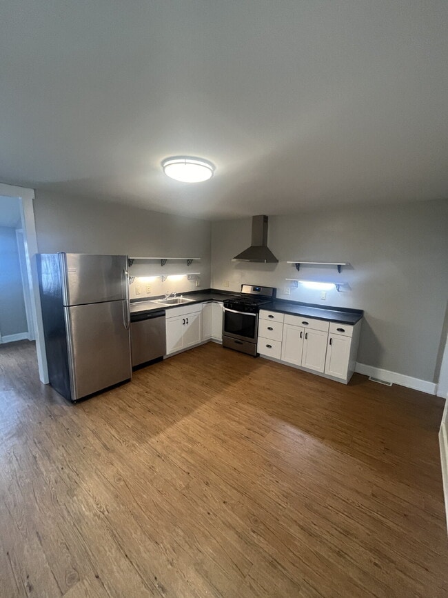 Building Photo - COMING SOON! 2 Bedroom Duplex in Downtown ...