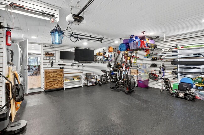 Building Photo - 1194 Hillsboro Mile