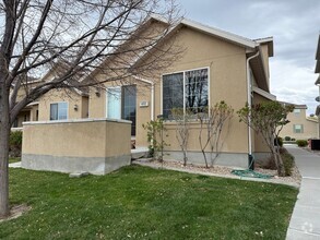 Building Photo - 3 Bedroom Townhome in Stansbury Park