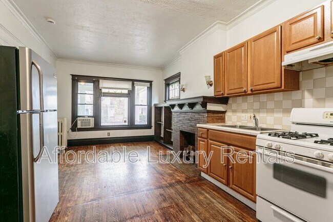 Building Photo - 336 S Goodman St