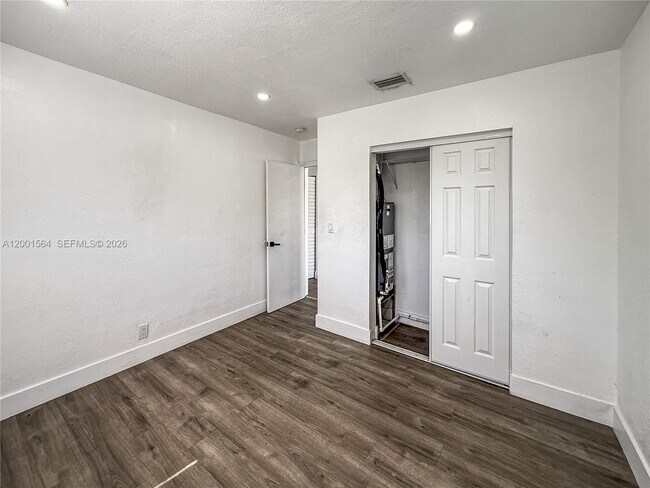 Building Photo - 2620 NW 18th Terrace