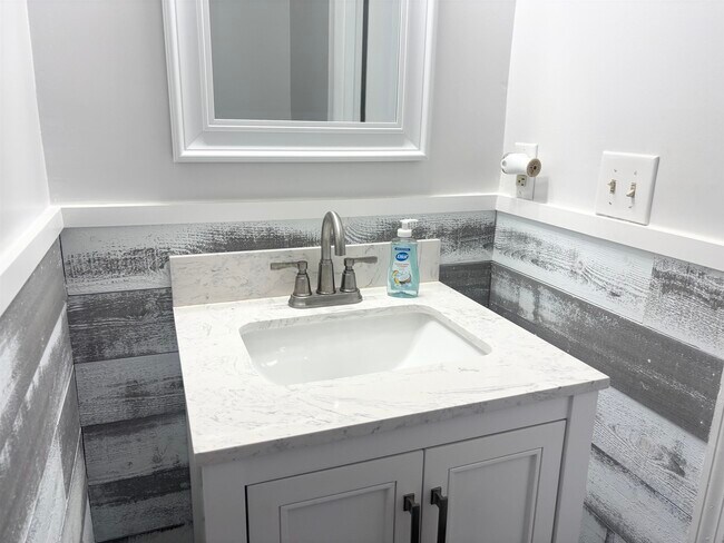 Building Photo - 1881 Club Dr