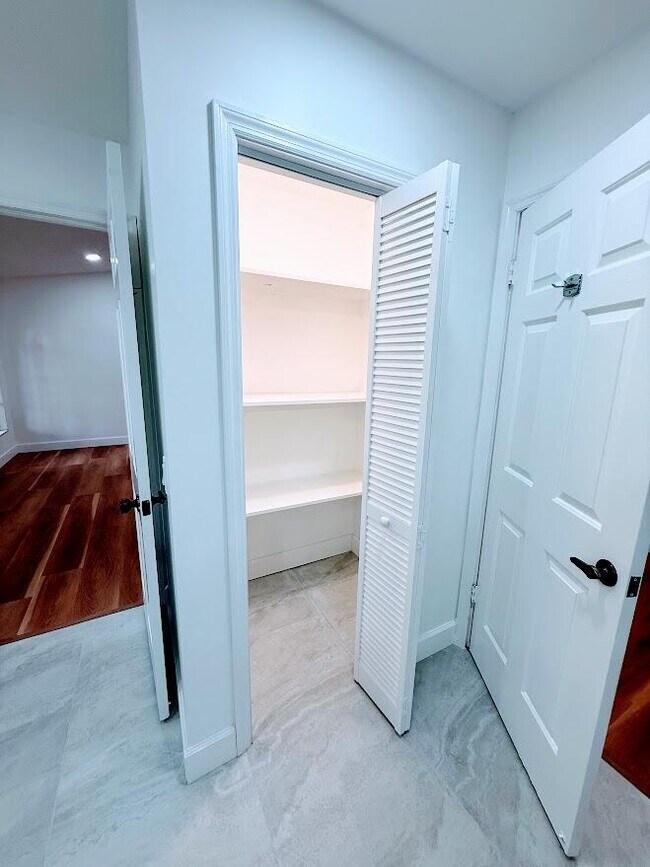 Building Photo - 465 SE Naranja Ave