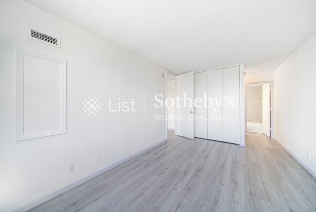 Building Photo - Villa on Eaton Square #1410 | Honolulu, HI