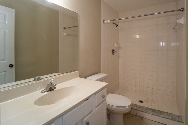 Building Photo - 2/2 Second Floor Apartment