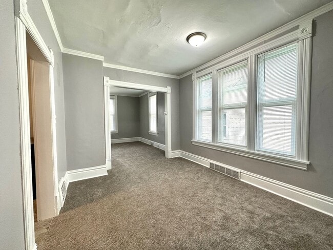 Building Photo - AVAILABLE MAY 2026 - 3 BED 1.5 BATH