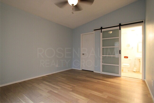 Building Photo - Stunning 2-bedroom, 1.5-bath haven in Phoe...