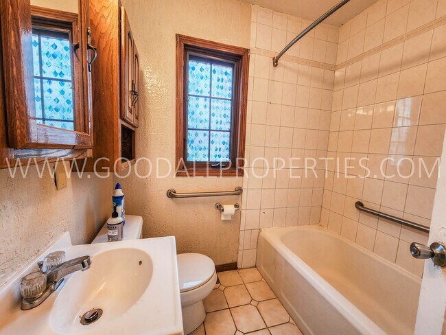 Building Photo - Great Deal !!! 4 Bedroom 1 Bath Home in Des Moines