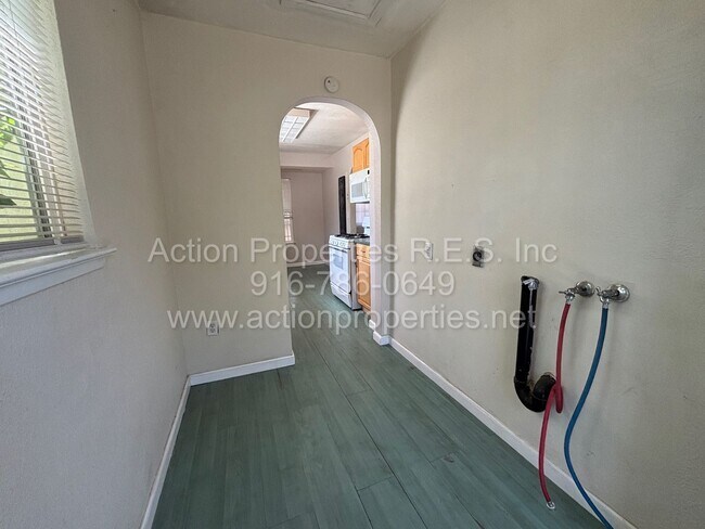 Building Photo - Charming 1 Bed, 1 Bath Home - Private Back...
