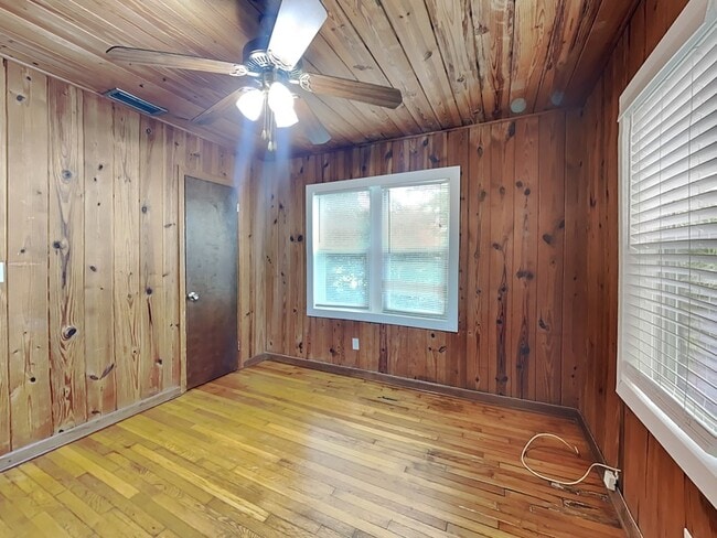 Building Photo - 1740 N Shore Terrace