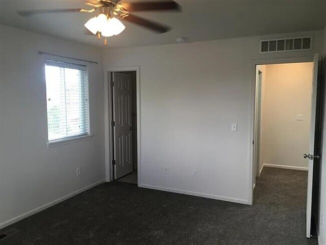 Building Photo - NICE HOME F16