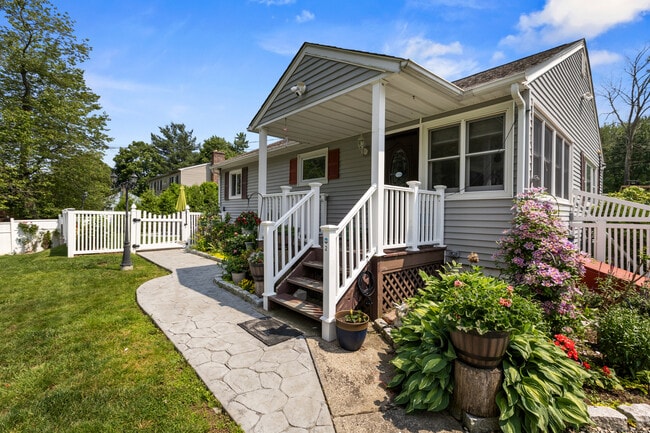 Primary Photo - 2 Blueberry Ln