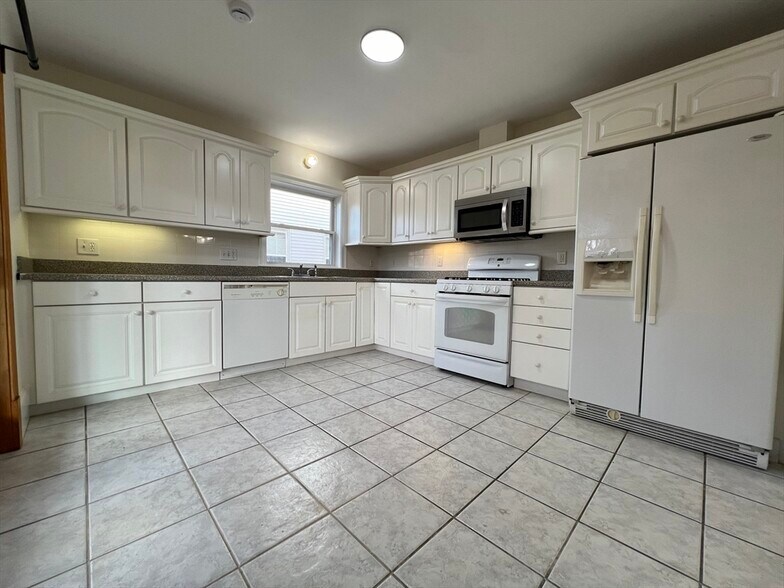 Building Photo - 128 Buttonwood St