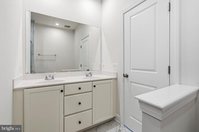 Building Photo - 602 Watermans Dr