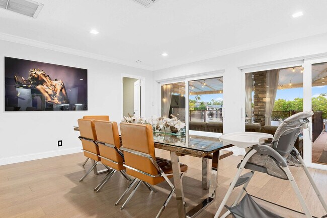 Building Photo - 5841 Bayview Dr