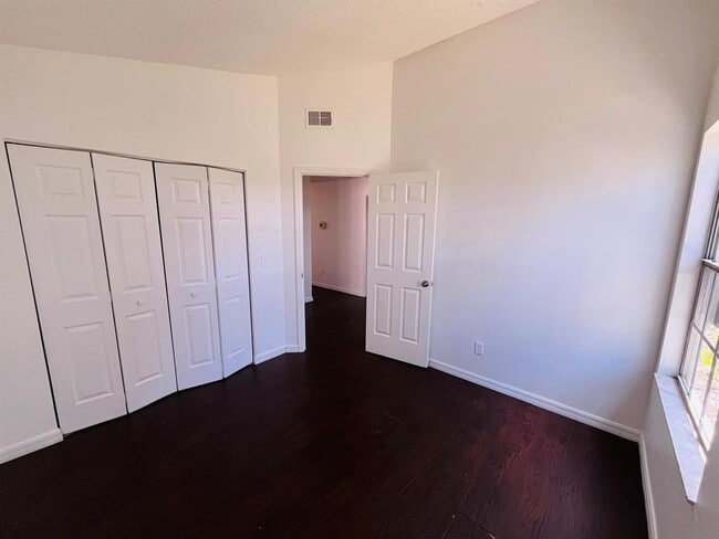 Building Photo - 105 Cobblestone Way