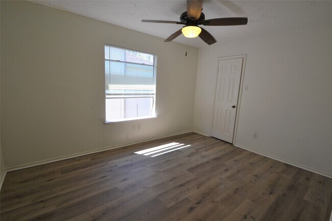 Building Photo - 12410 Meadow Briar Dr