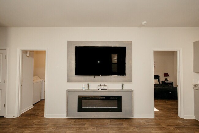 Building Photo - "One Level, Charming 3 bedroom 2 Bath in Goose Creek – 1256 Sq Ft of Comfort!"