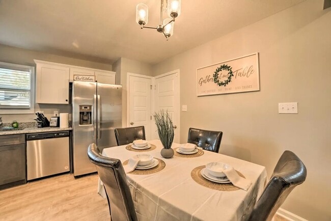 Building Photo - Pet Friendly Three Bedroom!