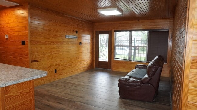 Building Photo - 902 Hidden Valley Dr