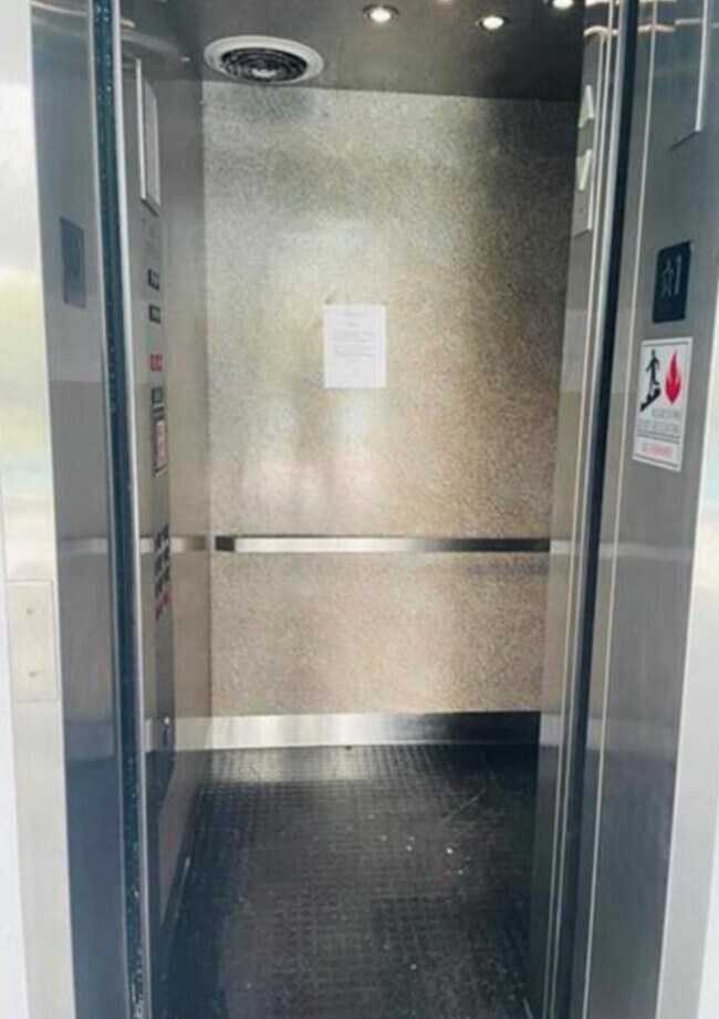 Building Photo - 1975 SE 3rd St