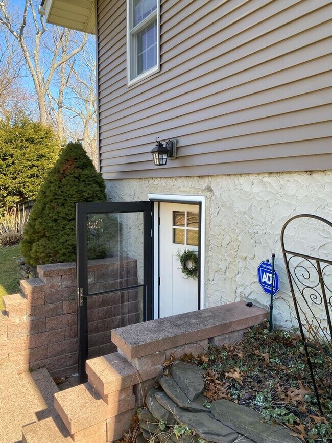 Building Photo - 55 Clover Ave