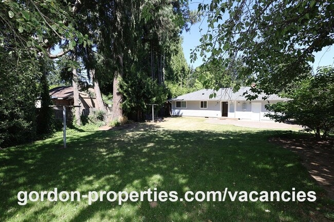 Building Photo - 10851 SE Garrett Dr