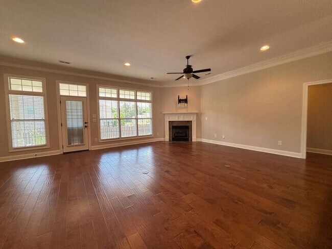 Building Photo - Madison City Schools with a 3 car garage and large fenced yard!