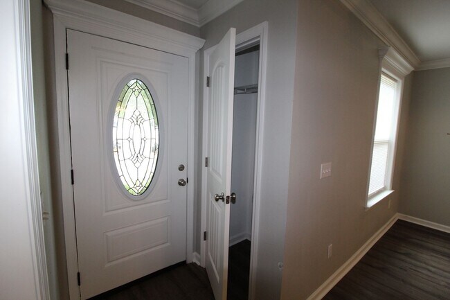 Building Photo - 3 Bedroom in Magnolia Gardens Available Now!