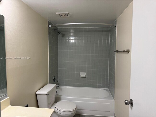 Building Photo - 915 NW 1st Ave