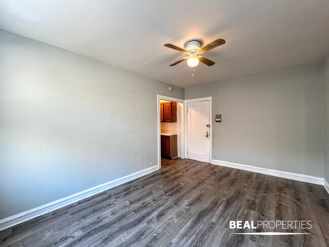 Building Photo - 711 W Belmont Ave