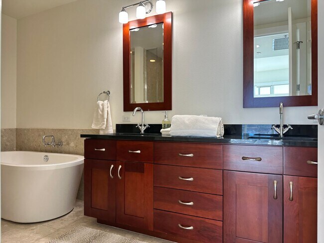 Building Photo - 4525 Dean Martin Dr