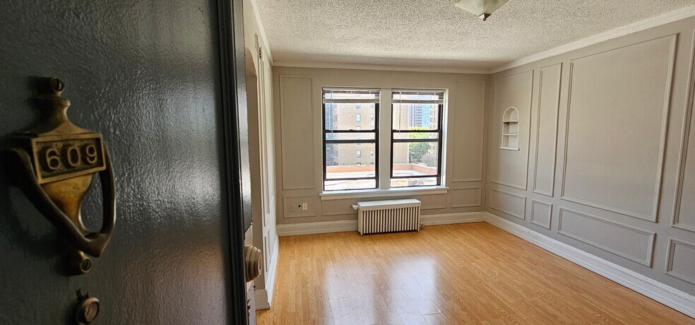 Building Photo - 429 W Wellington Ave