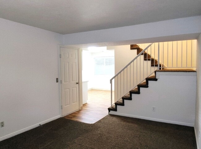 Building Photo - Great 3 Bd 2.5 Bath Townhome