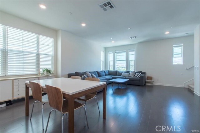 Building Photo - 140 Paramount