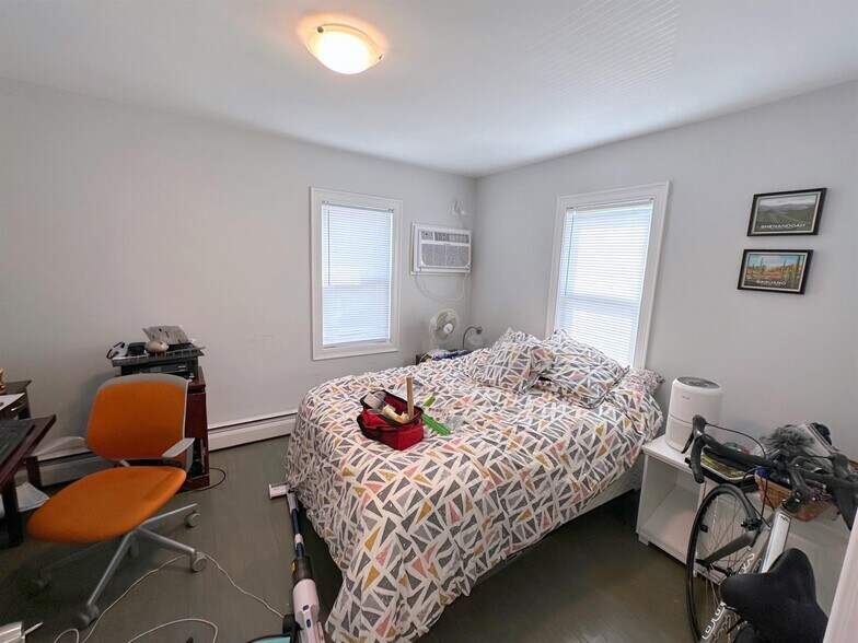 Building Photo - 164 Charles St