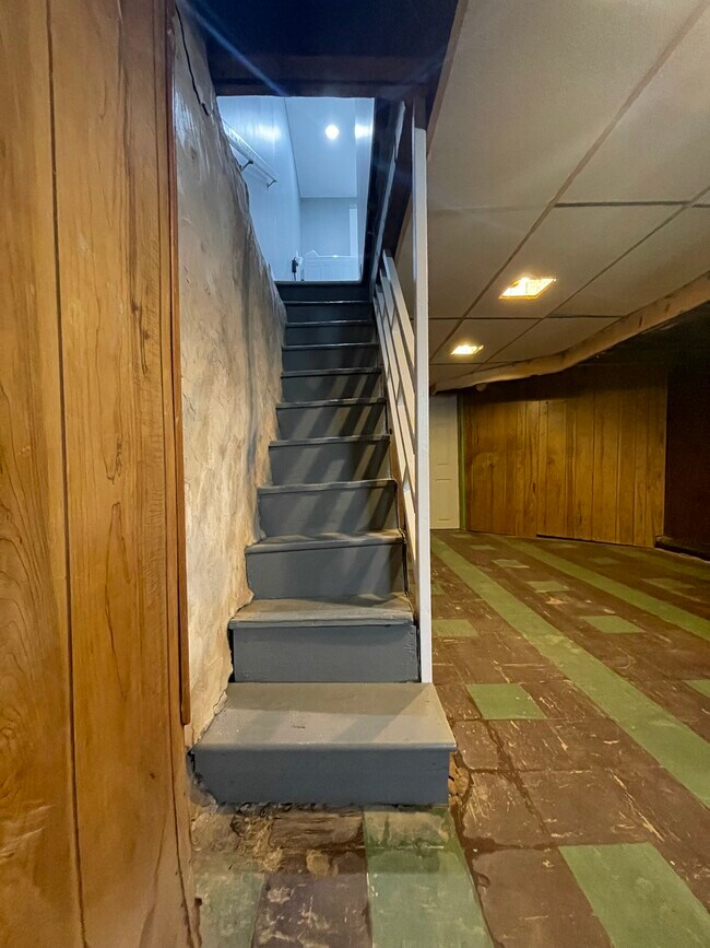 Building Photo - 1611 S Yewdall St