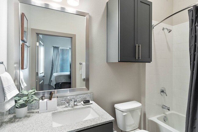 Voyager Plus 4x4 Bathroom - Northside Apartments