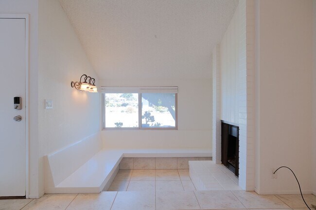 Building Photo - Harborwalk Marina Villa | 3 Bed, 2.5 Bath | Channel Islands Harbor | Beach Close