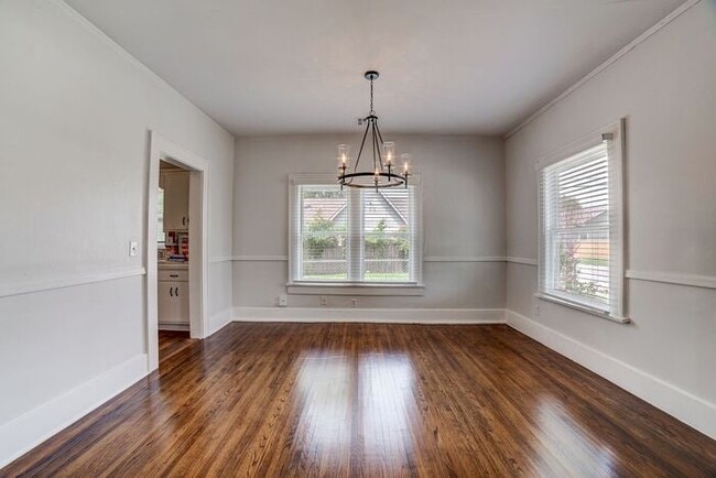 Building Photo - Charming 3/1 Near TU! Make this your new home!