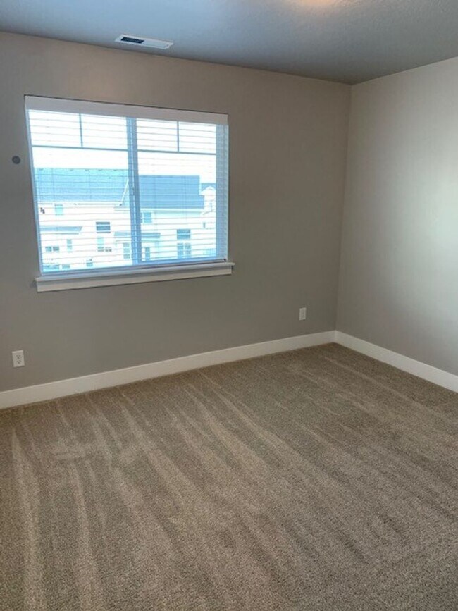 Building Photo - Beautiful Townhome in Great Location!