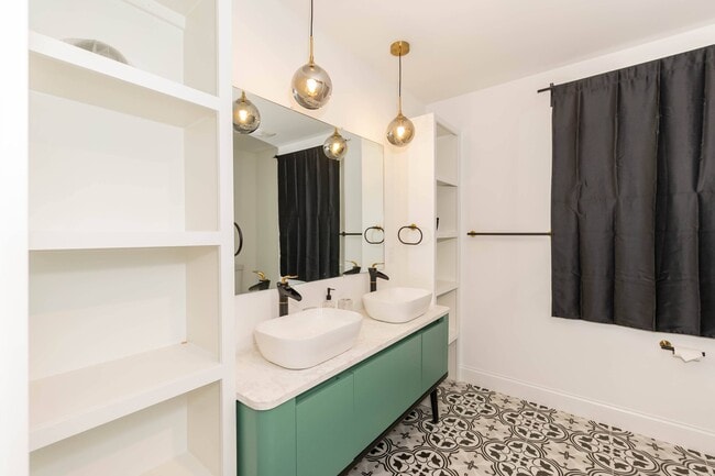 second floor bath - 4200 Pickwick Dr