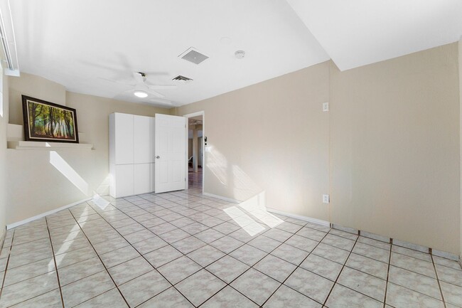 Building Photo - 2614 W Greenway Rd