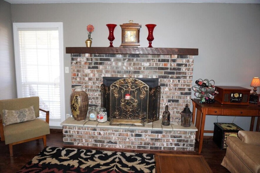 Building Photo - 2536 S McCann Ave