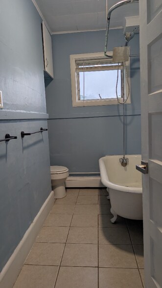 Primary Photo - 472 Burgess St