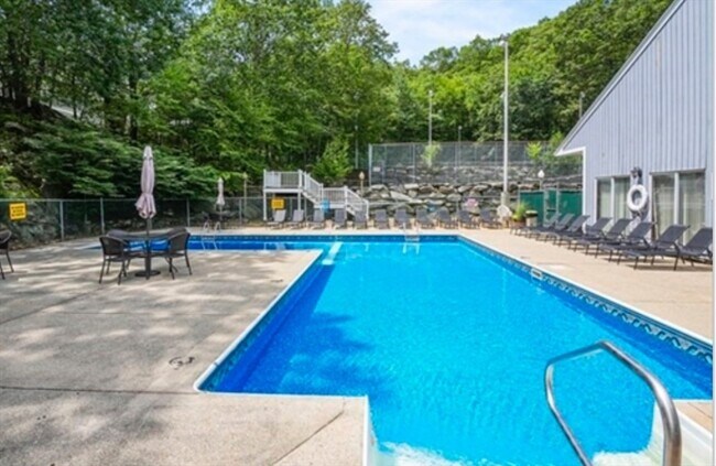 Building Photo - 330 Sunderland Rd