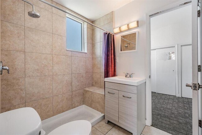 Building Photo - 2319 W Aileen St