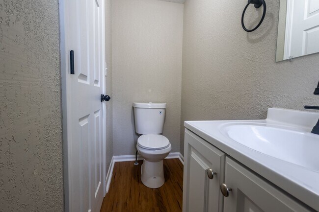 Building Photo - A Great 4BD/1.5BA Single Family Home That Has Been Recently Renovated