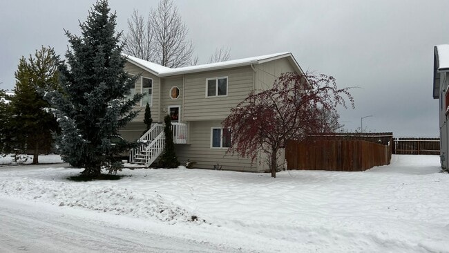 Building Photo - Single Family House off Turpin! 3 Bed/2 Ba...