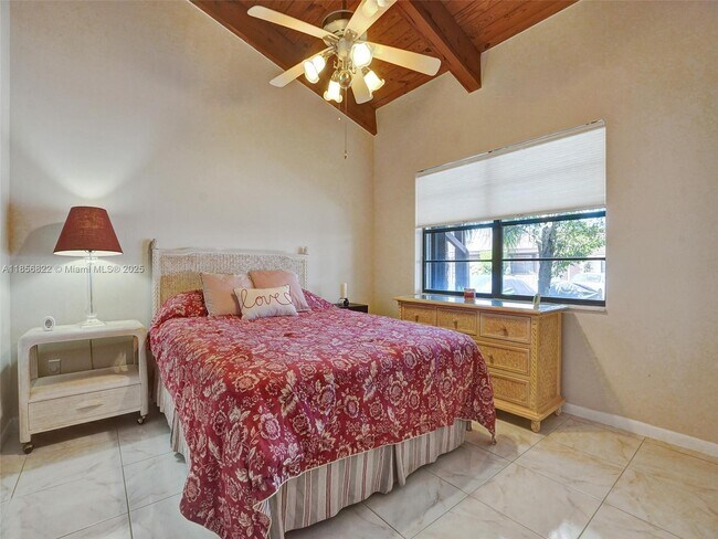 Building Photo - 2667 Parkview Dr S